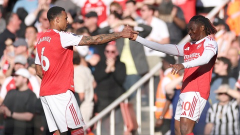 Arsenal trở lại ngôi đầu nhờ vũ khí sở trường